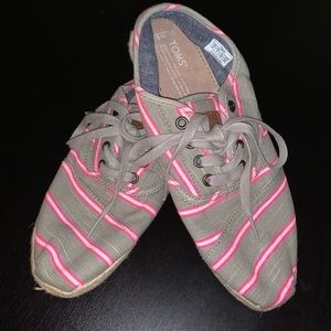 TOMS size 9